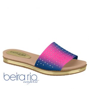 O Chinelo Rasteiro Cravejado Multicolor Da Beira Rio Calçados é a prova de que conforto e estilo podem sim andar juntos. Enquanto o solado antiderrapante oferece o conforto e segurança